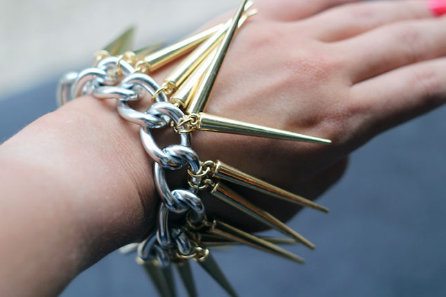 Dangling spikes bracelet
