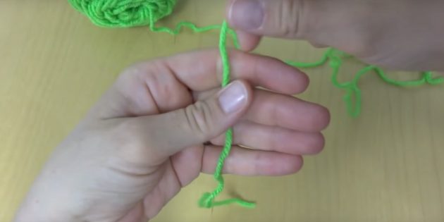 Как сделать помпон: накиньте нитку на ладонь