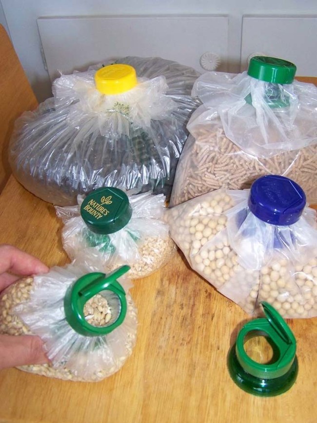 Keep your cereals and snacks crunchy by turning plastic bags into nifty dispensers.