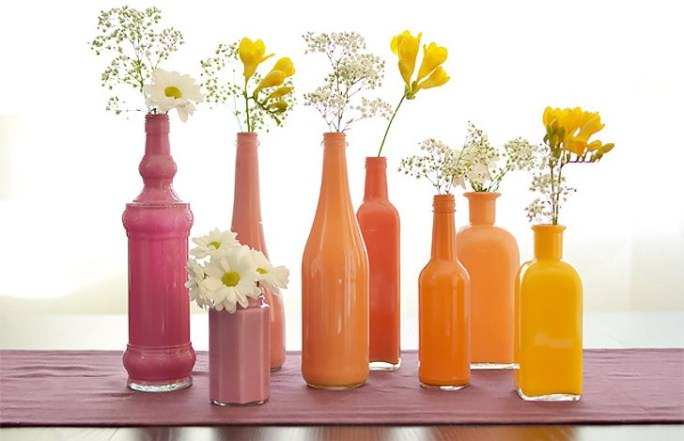 Самый доступный вариант получения вазы из бутылки – окрашивание