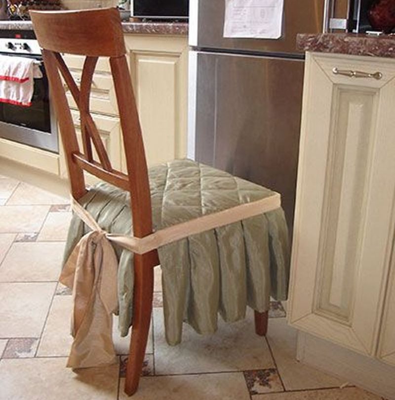 Чехол-сидушка на стуле в деревенской кухне