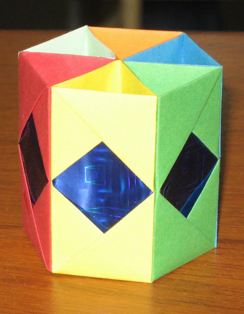 Гексагональная призма из бумаги