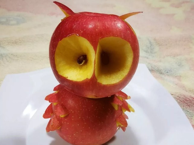 Сова из яблок
