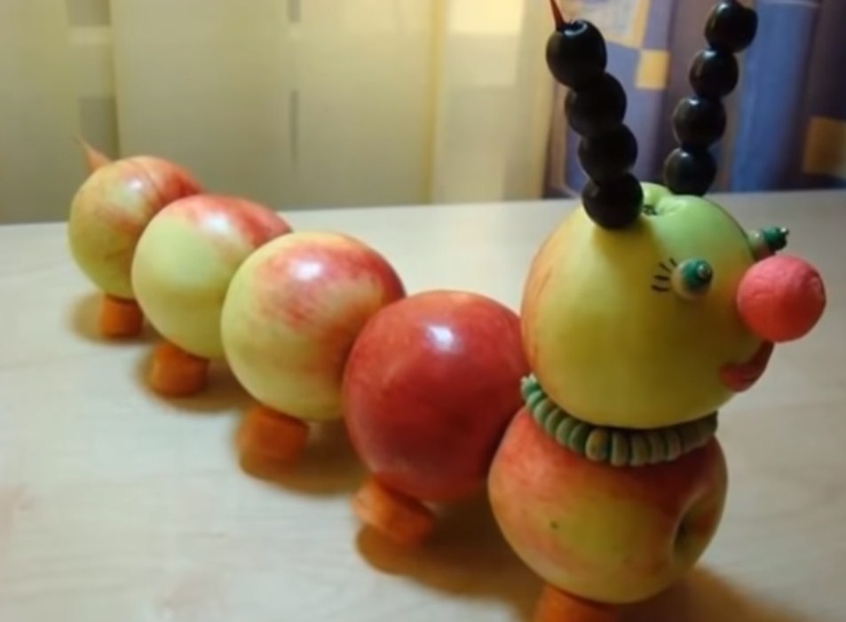 Гусеница из яблок