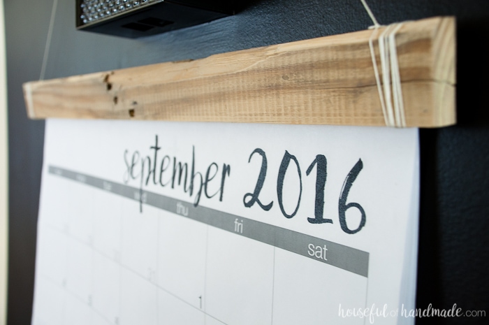 This is a great idea for my command center! Make a DIY giant rustic wall calendar with these free printable calendar pages. Learn the trick for how to print them on a budget for the perfect way to stay organized this school year. 