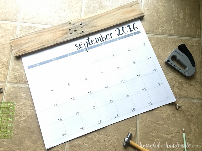 This is a great idea for my command center! Make a DIY giant rustic wall calendar with these free printable calendar pages. Learn the trick for how to print them on a budget for the perfect way to stay organized this school year. 