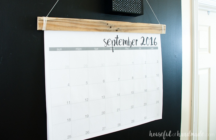 This is a great idea for my command center! Make a DIY giant rustic wall calendar with these free printable calendar pages. Learn the trick for how to print them on a budget for the perfect way to stay organized this school year. 