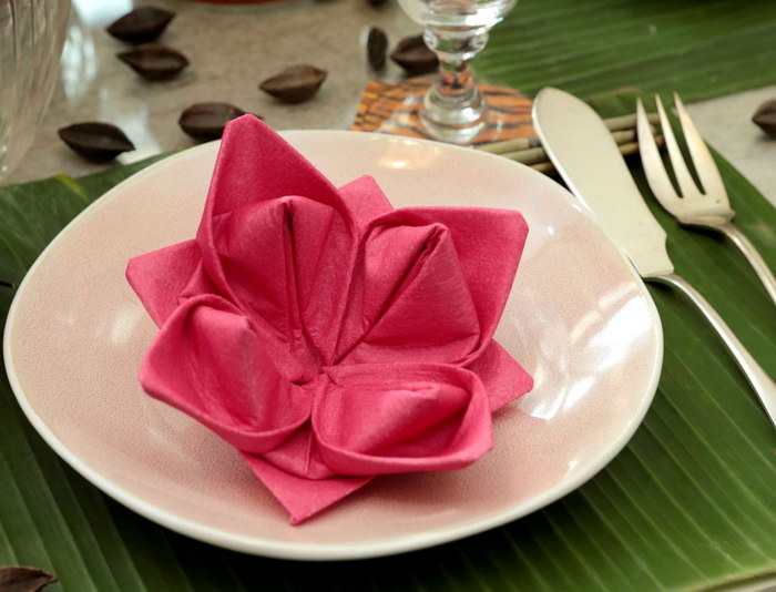 оформление стола салфетками оригами
