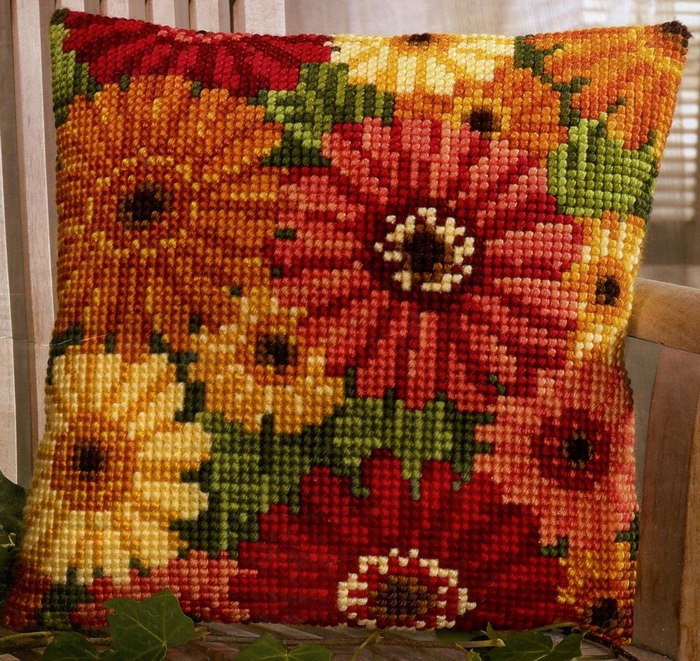 подушка цветы крестиком