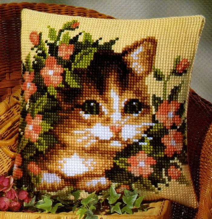 подушка котенок в цветах