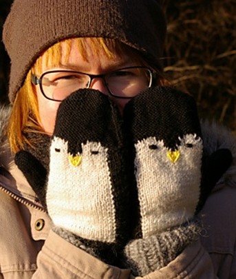 Free knitting pattern for Penguin Mittens