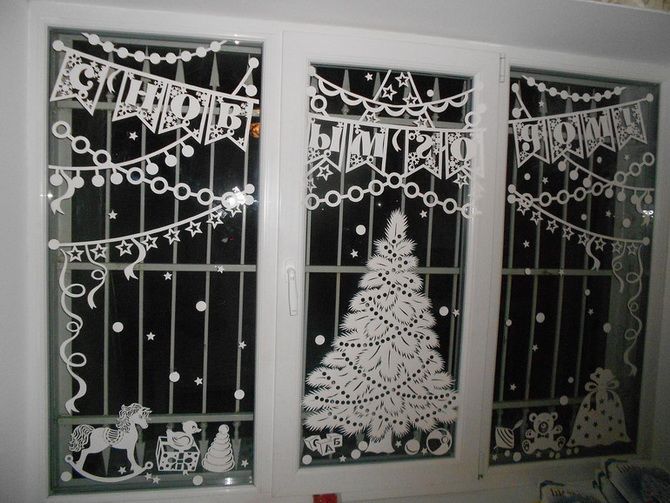 окна украшенные вытынанками +к новому году