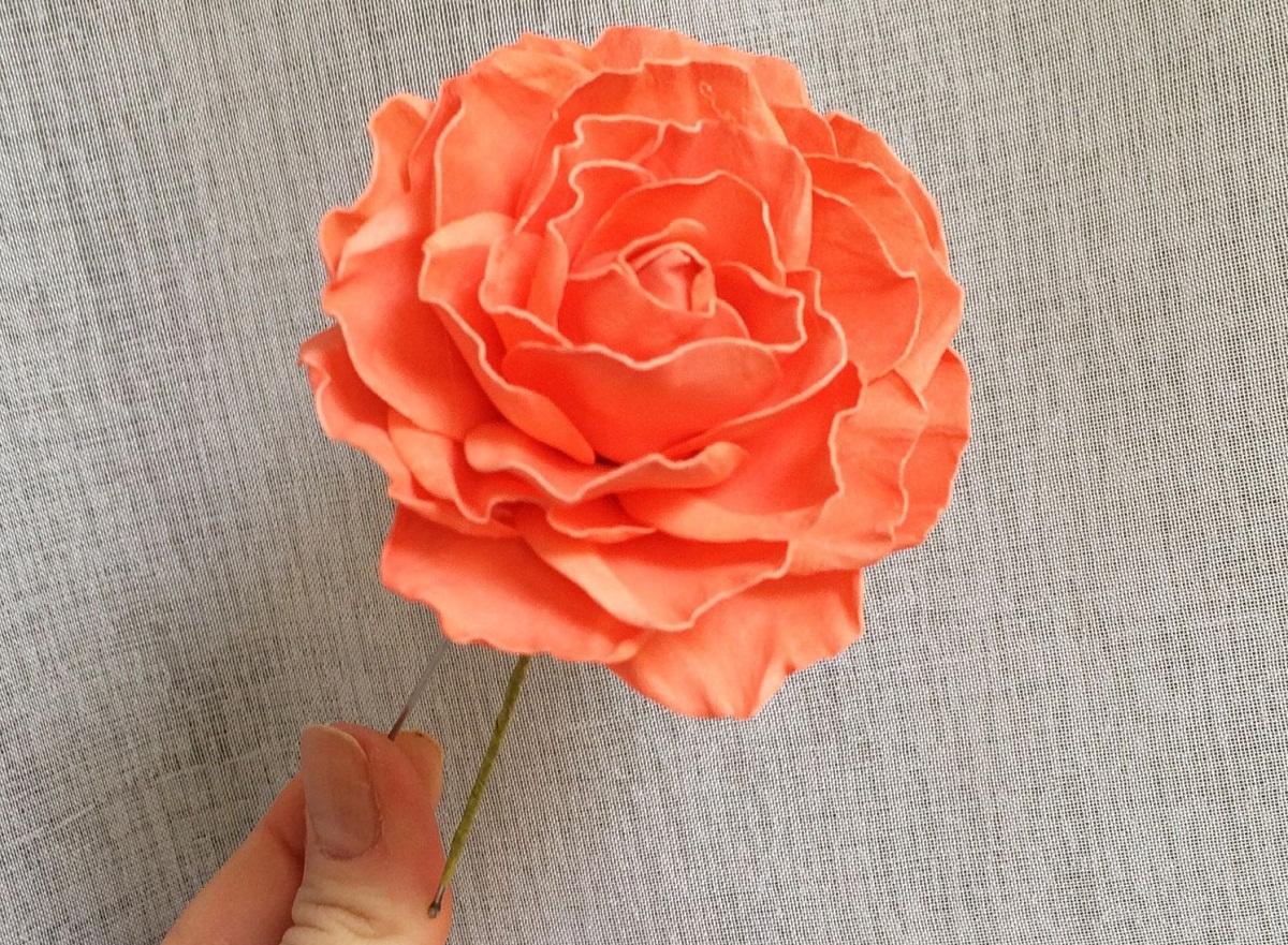 Розы из фоамирана для шпильки лучше делать небольшого размера, чтобы они смотрелись гармонично 
