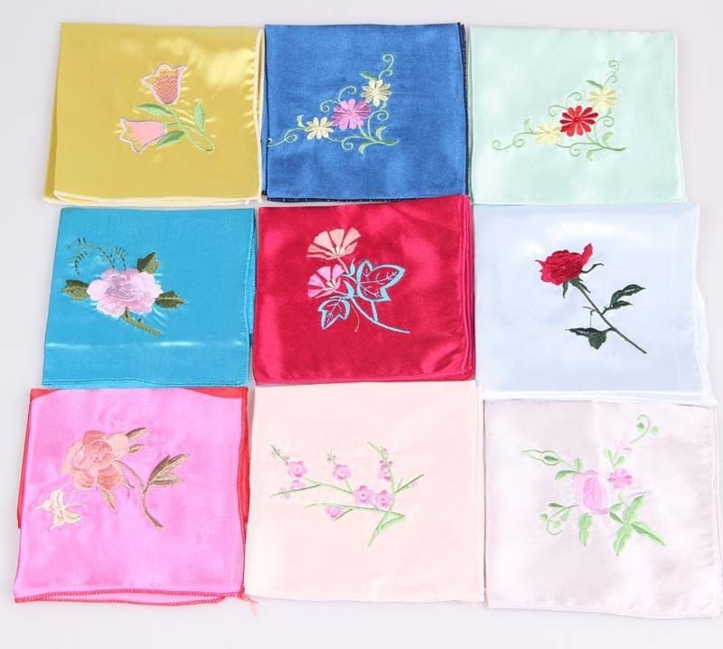 Вышитые платочки для мамы на день рождения