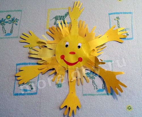 Солнышко - коллективная детская поделка из ладошек в детском саду