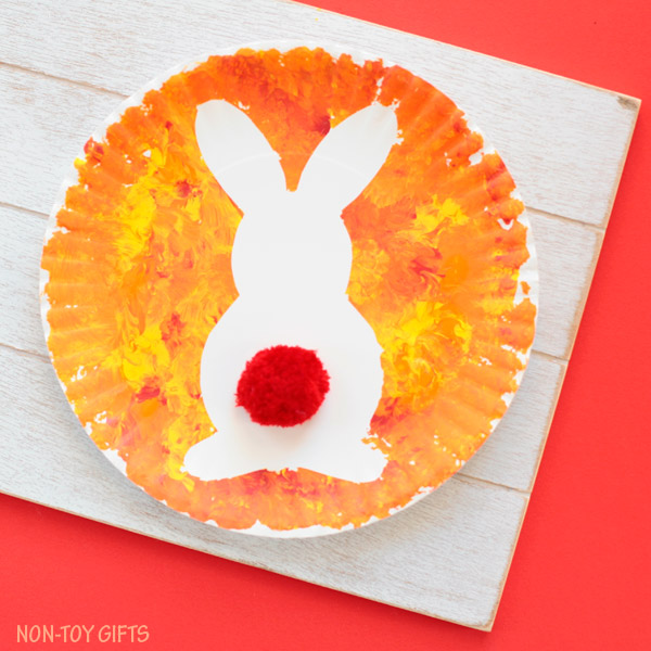 Paper plate Easter bunny craft for kids. Easy art project for toddlers, preschoolers, kindergartners and older kids to use as decoration for Easter. Easy spring rabbit craft. 