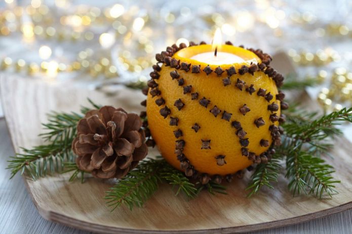 Новогодний декор подсвечника из апельсина