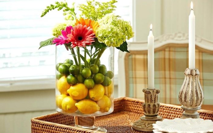 Декор стеклянной вазы фруктами