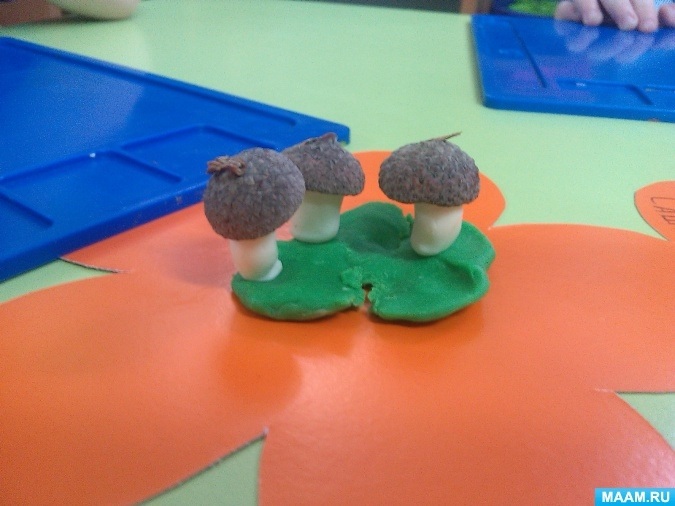 Поделка грибная полянка из пластилина для детей005