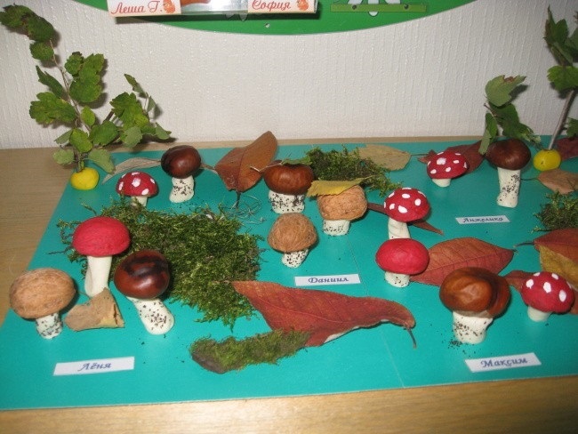 Поделка грибная полянка из пластилина для детей019