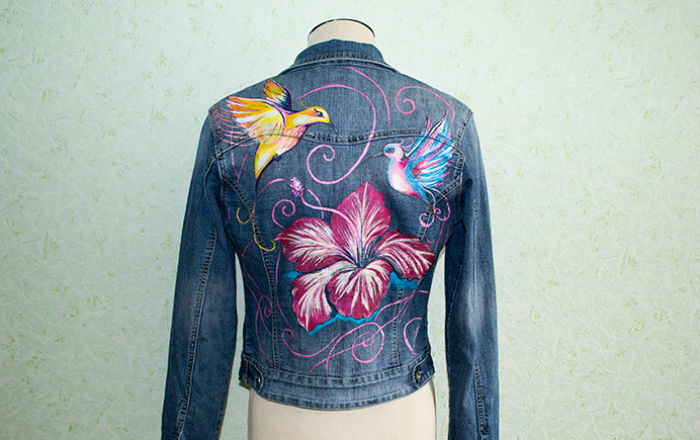 разрисовываем джинсовую куртку акриловыми красками