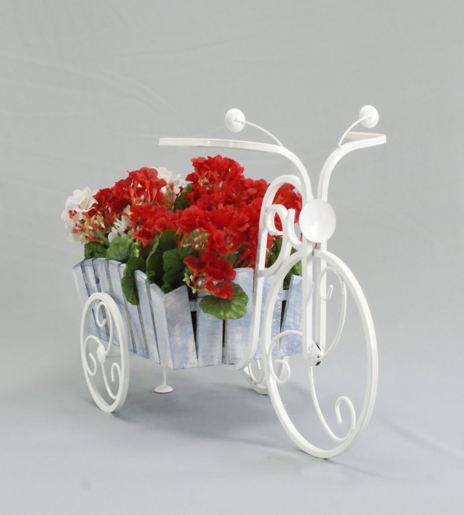 Красивая белая подставка для цветов в форме велосипеда