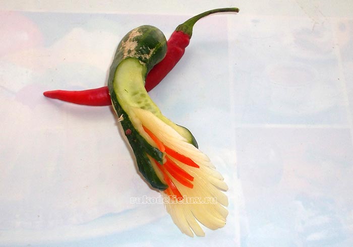 Яркая птичка из овощей