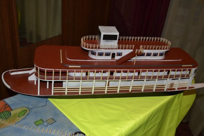 Модель речного парохода из пенопласта