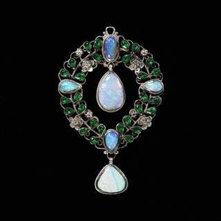 Pendant, Georgie Cave Gaskin, about 1920, England. CIRC.222-1921. © Victoria and Albert Museum, London 