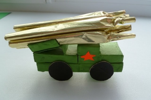 Военный грузовик - одна из самых красивых поделок для учеников младшей школы на 23 февраля_1