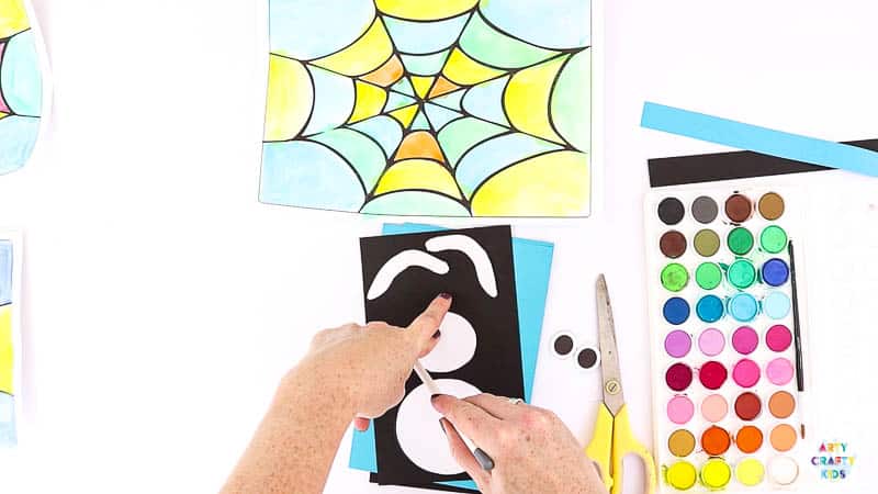 Bobble Halloween Spider Craft for Kids to make. A fun and engaging craft that