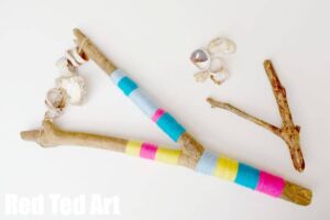 Seashell Craft Ideas - over 37+ ideas to keep you Summer Crafts Happy. Love all these shell crafts for kids and grown ups.. a wonderful way to create the best summer keepsakes! #shells #summer #summercrafts #crafts #seashells #beach #projects