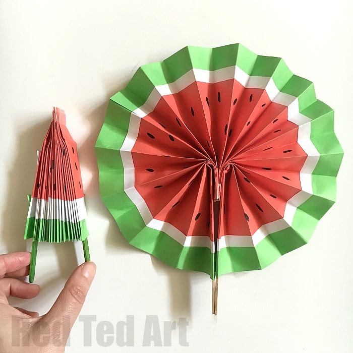 DIY Paper Fans - love this Melon Fan version, so cute!! Great paper toy for kids. Great for popping in our pocket too. Make them plain paper, scrapbook paper or create your own funky designs. Wonderful Wedding Favours or crafts for kids for summer. How to make paper fans! 