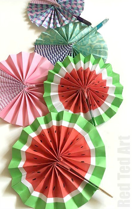 How to Make Easy Paper Fans. Great craft for kids or grown ups. Make water melons or pretty patterns using scrapbook paper. These would be cute wedding favours or a summer party craft. Wonderful easy to follow paper fan tutorial. 
