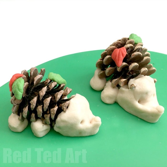 Pine cone crafts for kids - love these little pine cone hedgehog. Combine this wonderful autumn nature fine - the prickly but tactile pine cone with this great basic salt dough recipe. Too cute! How I love a Hedgehog Craft for Kids!