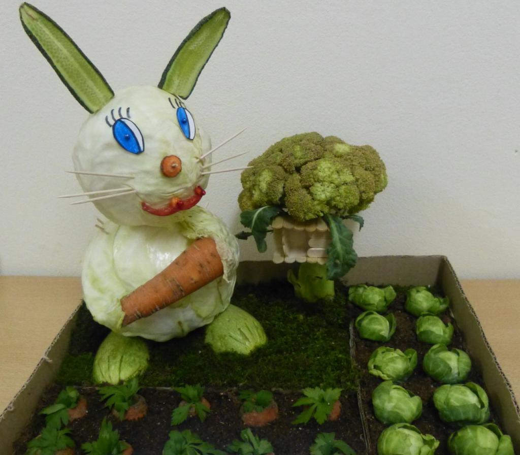 Заяц с морковкой и капустой